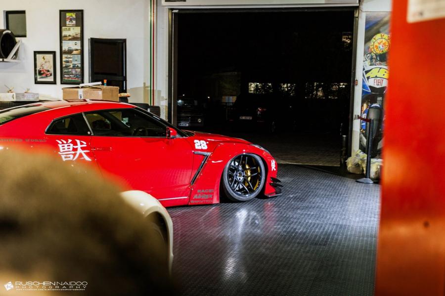  Nissan GT-R by Liberty Walk and RACE! 2018 года  (фото 7 из 11)